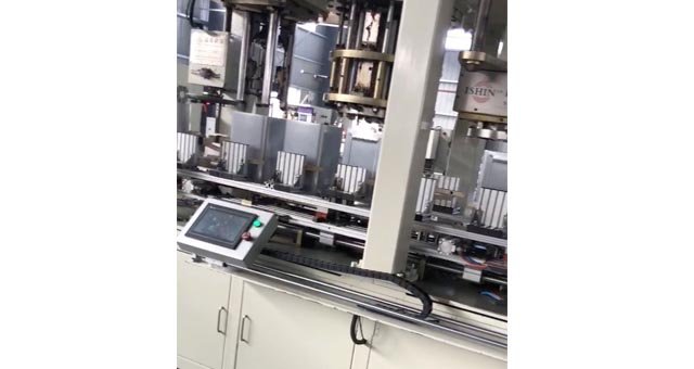 漲筋在桶單面的正中間，不歪斜